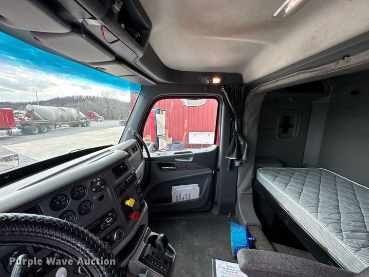 image for item DO0278 2017 Peterbilt 579 semi truck