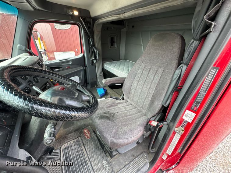 image for item DO0278 2017 Peterbilt 579 semi truck