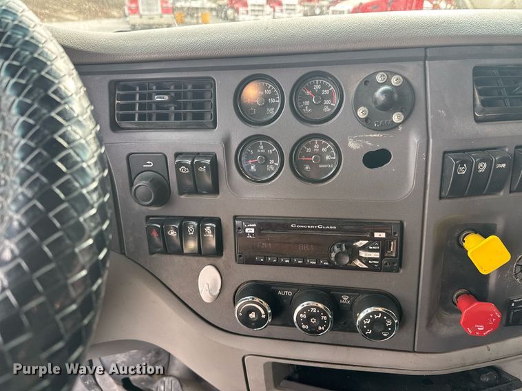 image for item DO0278 2017 Peterbilt 579 semi truck