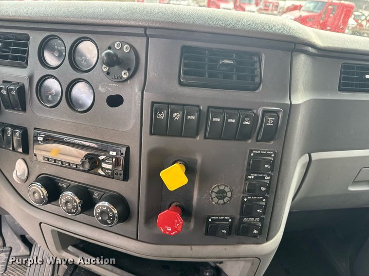 image for item DO0278 2017 Peterbilt 579 semi truck