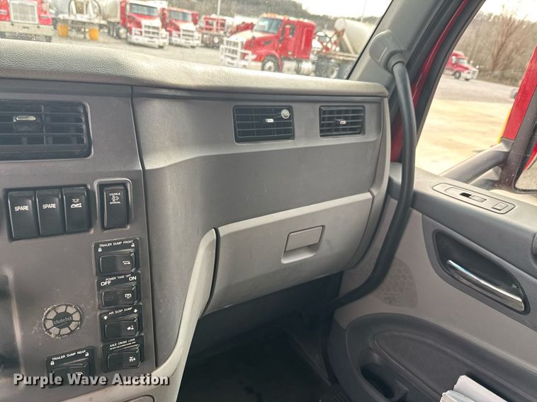 image for item DO0278 2017 Peterbilt 579 semi truck