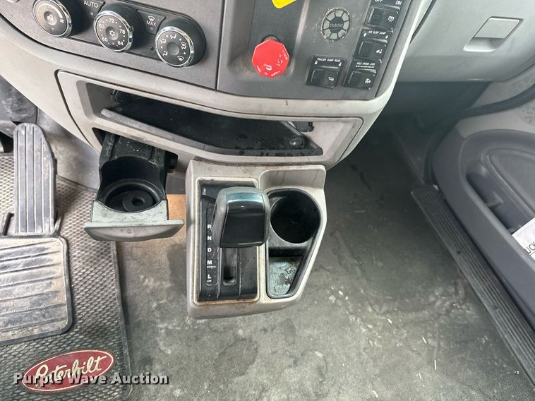 image for item DO0278 2017 Peterbilt 579 semi truck