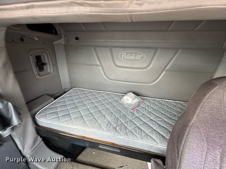 image for item DO0278 2017 Peterbilt 579 semi truck