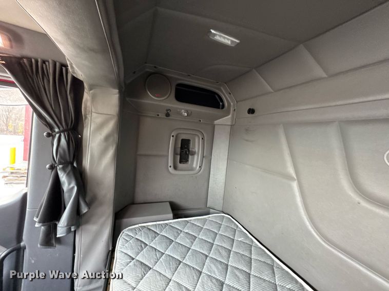 image for item DO0278 2017 Peterbilt 579 semi truck