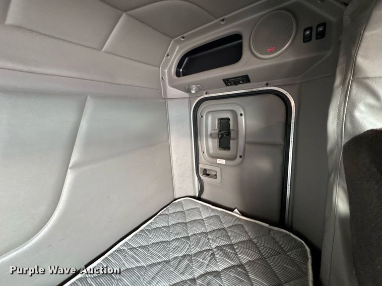 image for item DO0278 2017 Peterbilt 579 semi truck