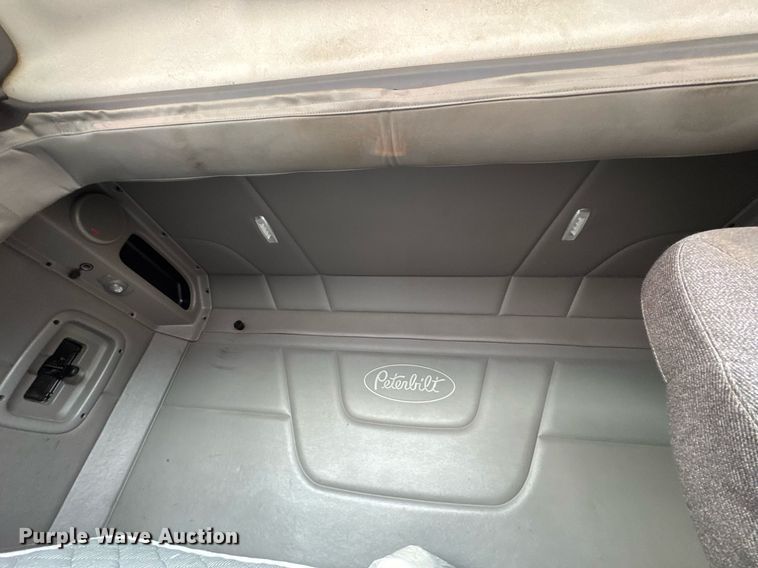 image for item DO0278 2017 Peterbilt 579 semi truck