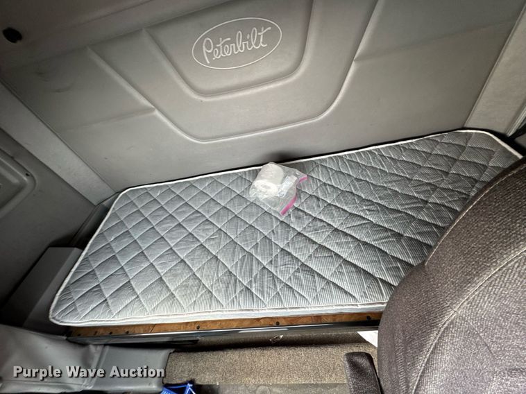 image for item DO0278 2017 Peterbilt 579 semi truck