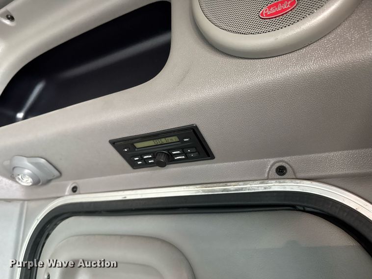 image for item DO0278 2017 Peterbilt 579 semi truck