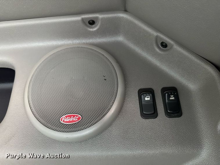 image for item DO0278 2017 Peterbilt 579 semi truck