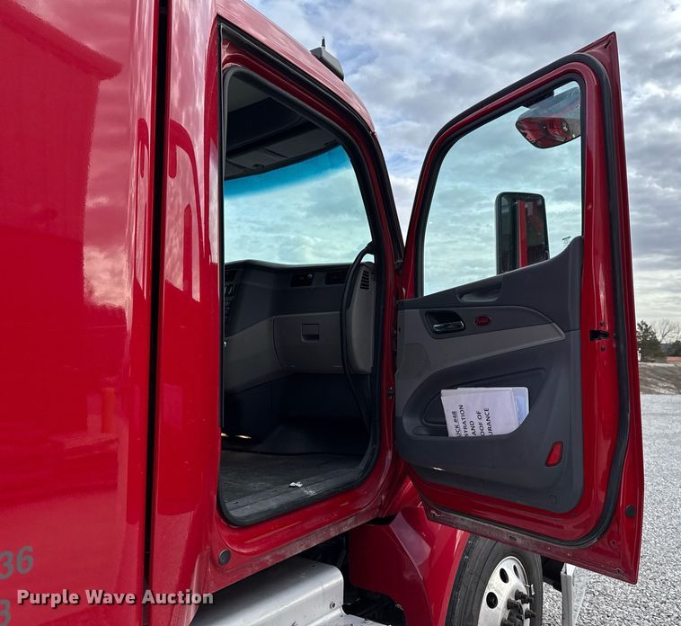 image for item DO0278 2017 Peterbilt 579 semi truck