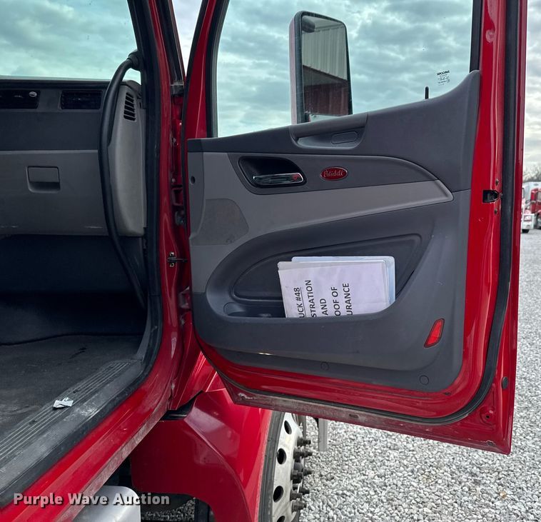 image for item DO0278 2017 Peterbilt 579 semi truck