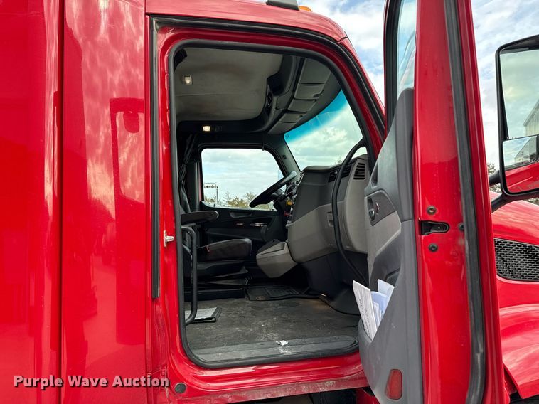 image for item DO0278 2017 Peterbilt 579 semi truck