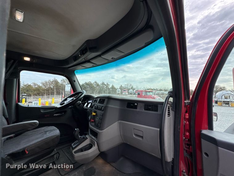 image for item DO0278 2017 Peterbilt 579 semi truck