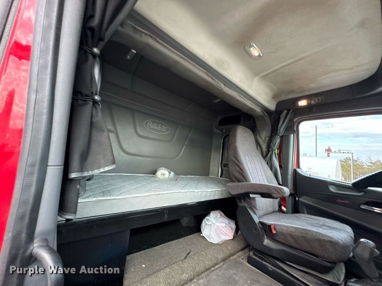 image for item DO0278 2017 Peterbilt 579 semi truck