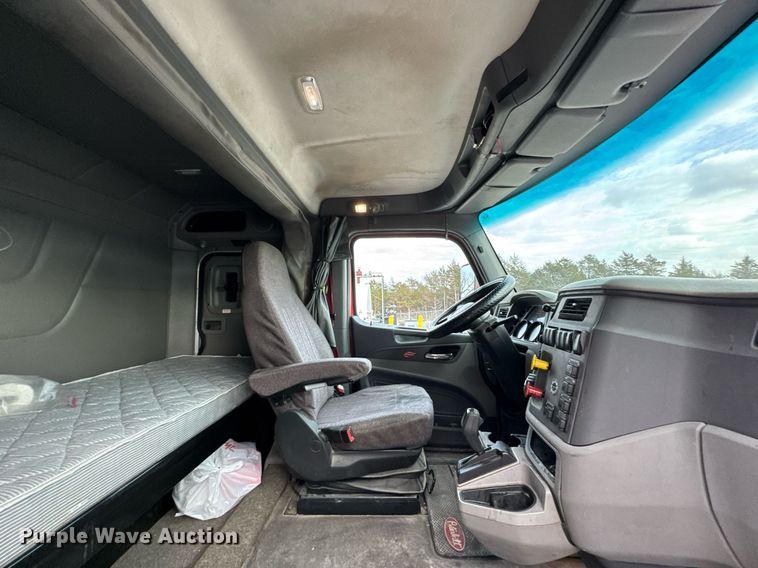 image for item DO0278 2017 Peterbilt 579 semi truck