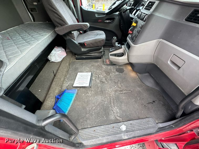 image for item DO0278 2017 Peterbilt 579 semi truck