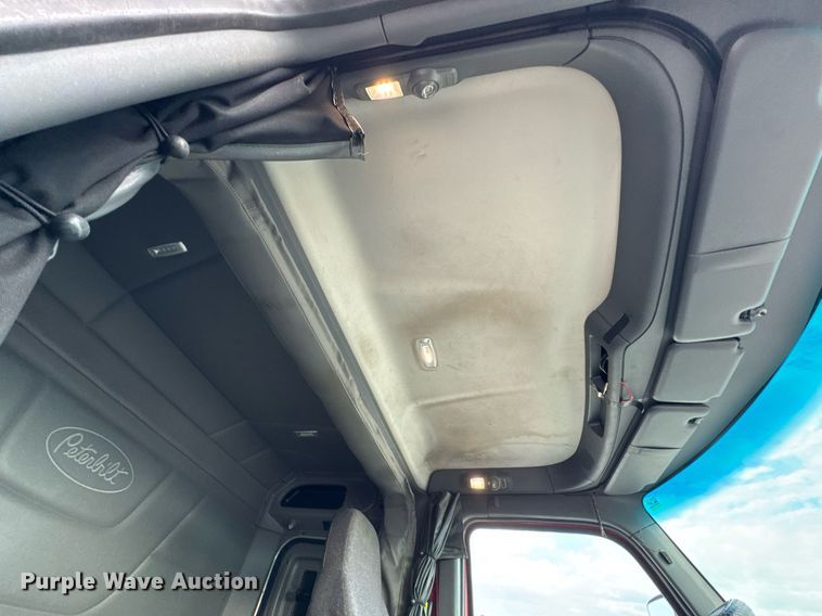 image for item DO0278 2017 Peterbilt 579 semi truck