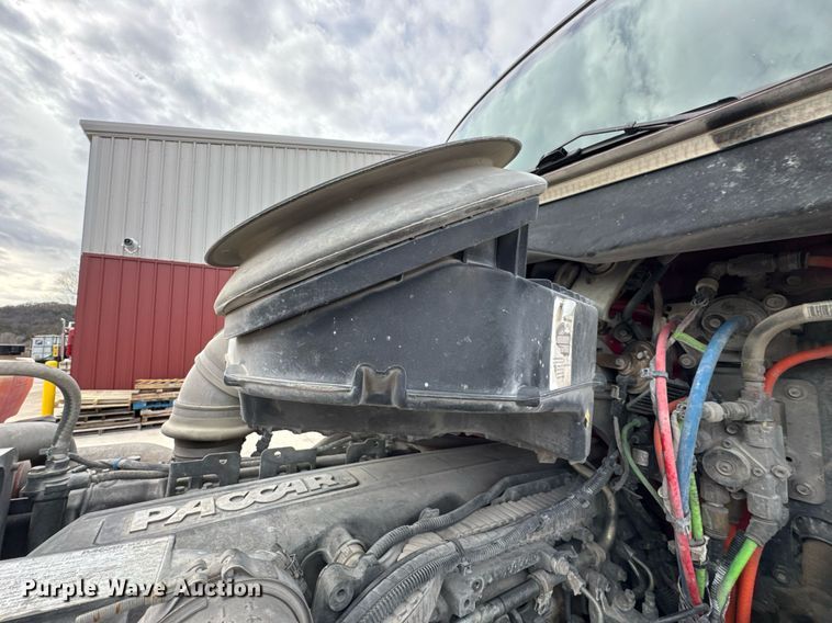 image for item DO0278 2017 Peterbilt 579 semi truck