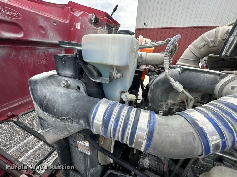 image for item DO0278 2017 Peterbilt 579 semi truck