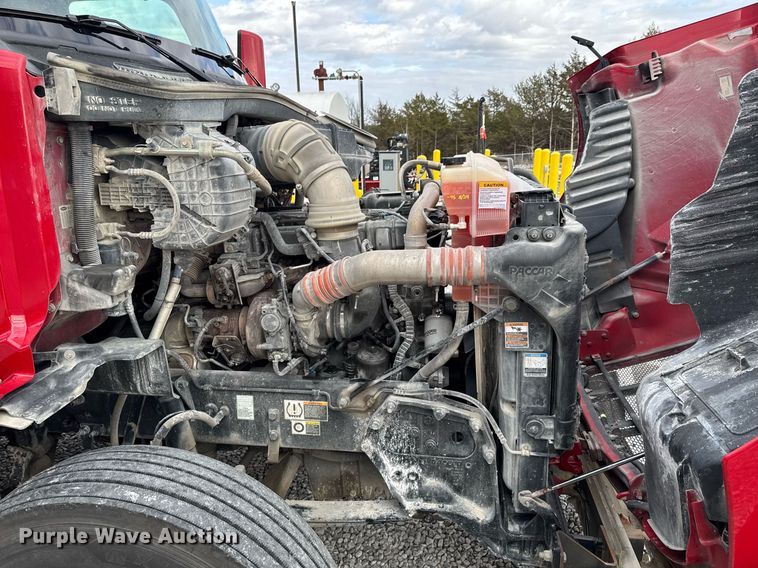 image for item DO0278 2017 Peterbilt 579 semi truck