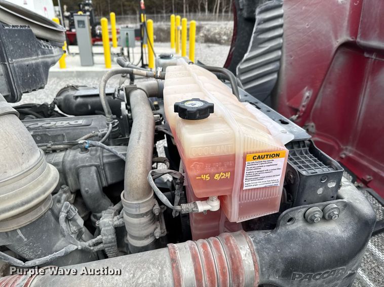 image for item DO0278 2017 Peterbilt 579 semi truck