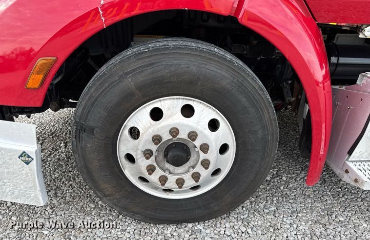 image for item DO0278 2017 Peterbilt 579 semi truck