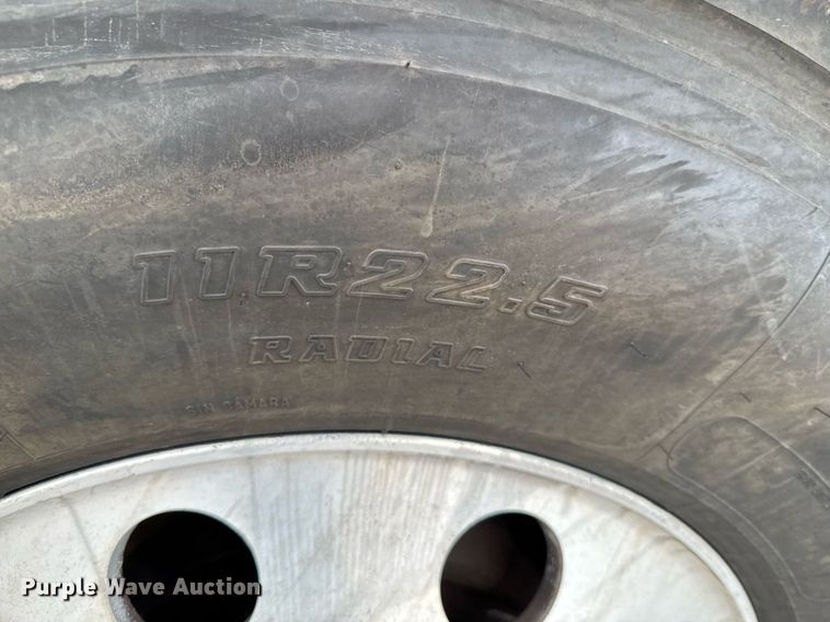 image for item DO0278 2017 Peterbilt 579 semi truck