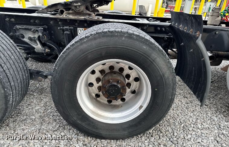 image for item DO0278 2017 Peterbilt 579 semi truck