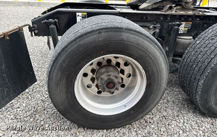 image for item DO0278 2017 Peterbilt 579 semi truck