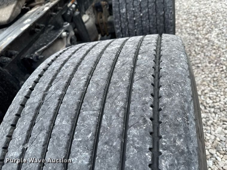 image for item DO0278 2017 Peterbilt 579 semi truck