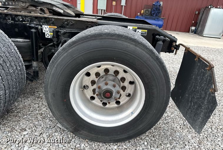 image for item DO0278 2017 Peterbilt 579 semi truck