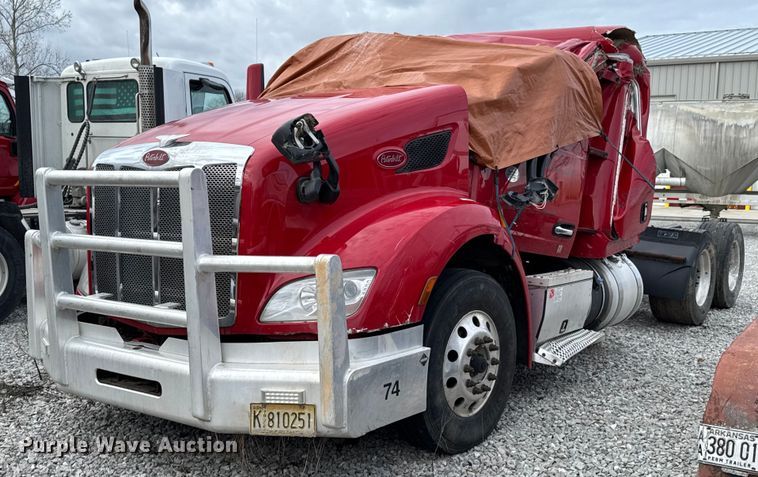 image for item DO0279 2020 Peterbilt 579 semi truck