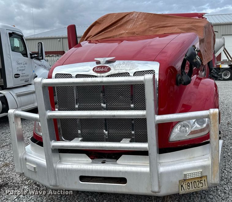 image for item DO0279 2020 Peterbilt 579 semi truck