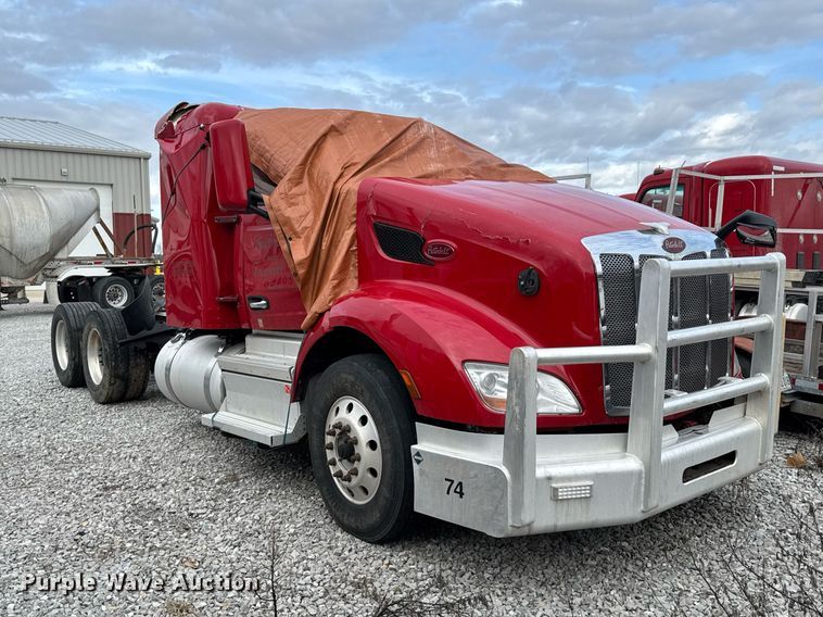 image for item DO0279 2020 Peterbilt 579 semi truck