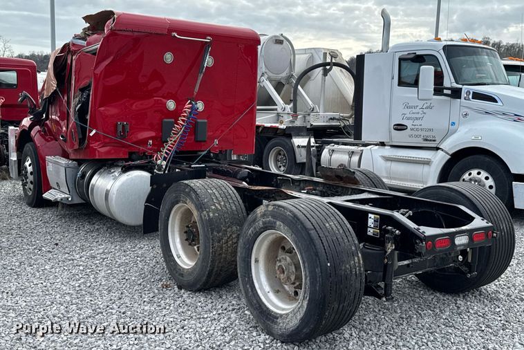 image for item DO0279 2020 Peterbilt 579 semi truck