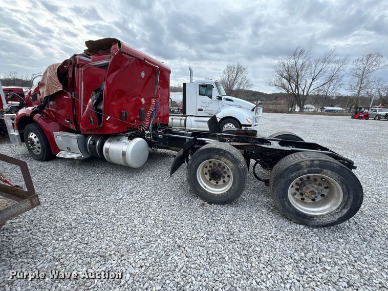 image for item DO0279 2020 Peterbilt 579 semi truck