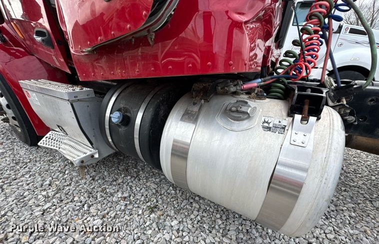 image for item DO0279 2020 Peterbilt 579 semi truck