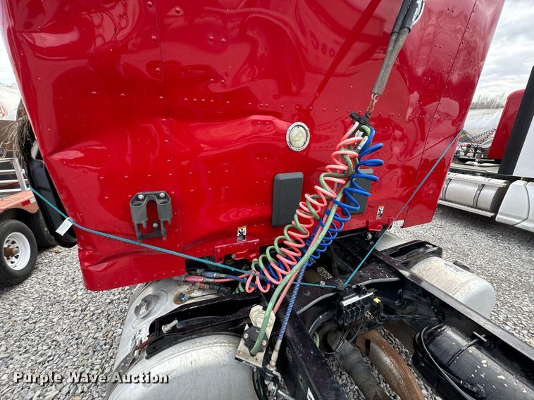 image for item DO0279 2020 Peterbilt 579 semi truck