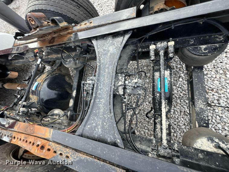 image for item DO0279 2020 Peterbilt 579 semi truck