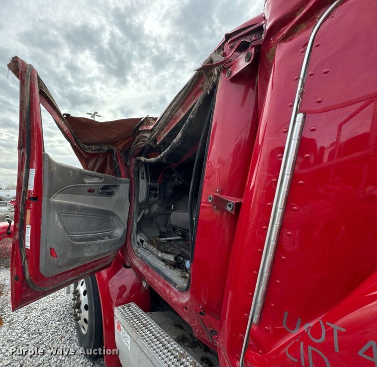 image for item DO0279 2020 Peterbilt 579 semi truck