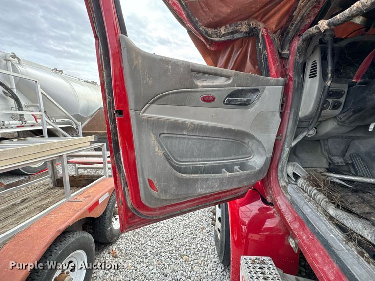 image for item DO0279 2020 Peterbilt 579 semi truck