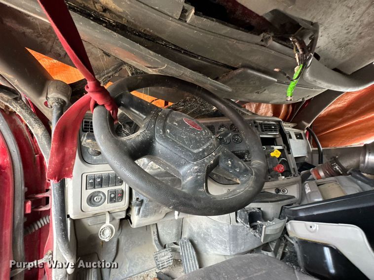 image for item DO0279 2020 Peterbilt 579 semi truck