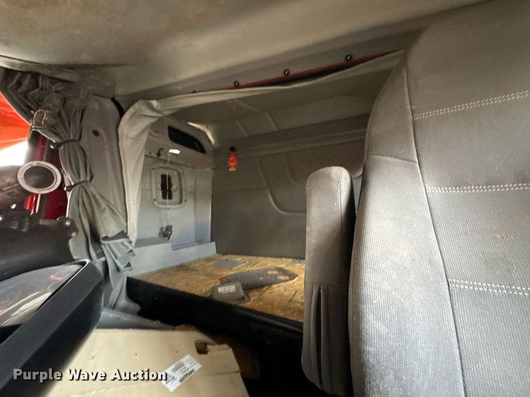 image for item DO0279 2020 Peterbilt 579 semi truck