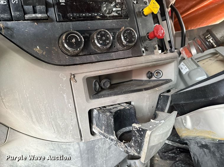 image for item DO0279 2020 Peterbilt 579 semi truck