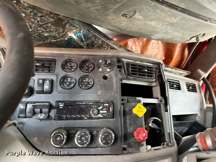 image for item DO0279 2020 Peterbilt 579 semi truck