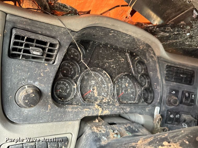 image for item DO0279 2020 Peterbilt 579 semi truck