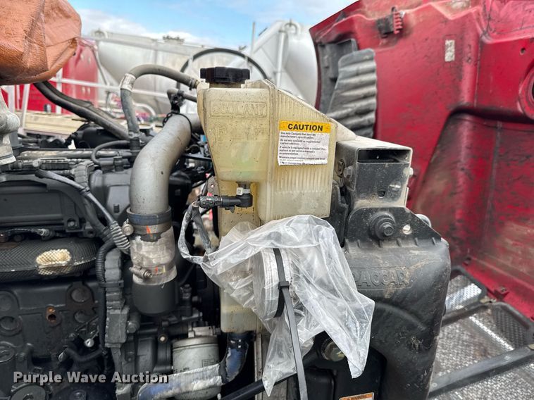 image for item DO0279 2020 Peterbilt 579 semi truck