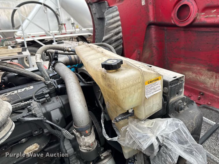 image for item DO0279 2020 Peterbilt 579 semi truck