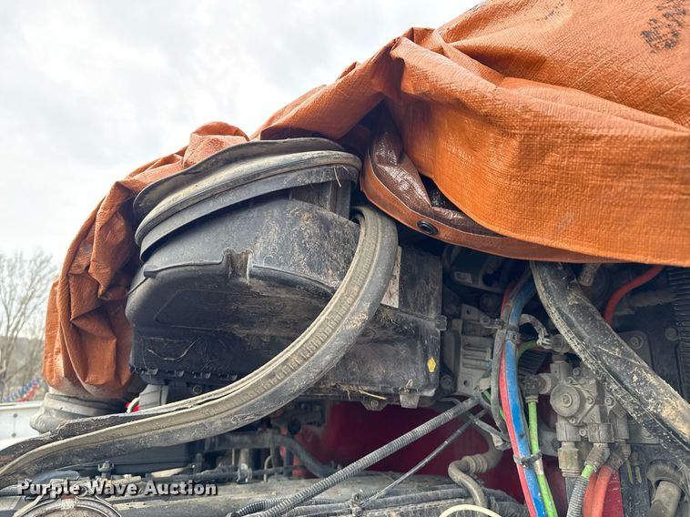 image for item DO0279 2020 Peterbilt 579 semi truck