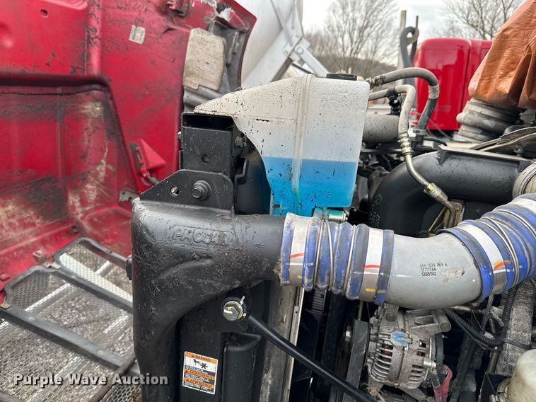 image for item DO0279 2020 Peterbilt 579 semi truck